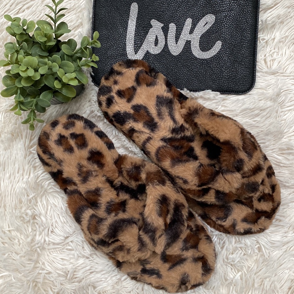 Boutique Flip Flop Faux Fur Leopard Slippers 💗 Brown & Black